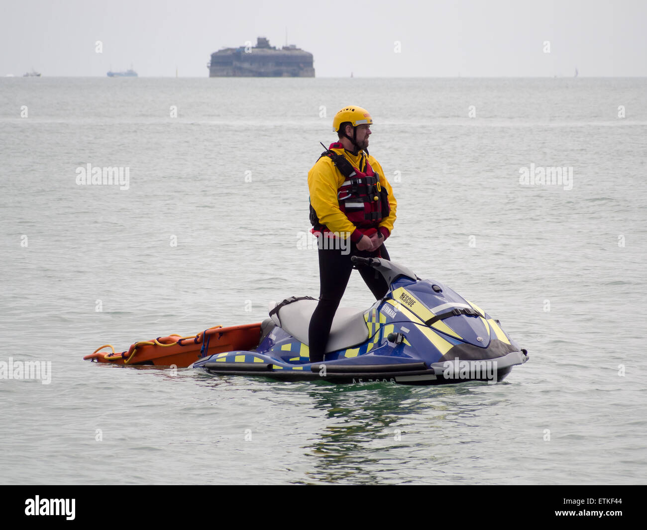 Un sauveteur RLSS patroling la mer au large de Southsea, l'Angleterre à l'aide d'un jetski. Banque D'Images