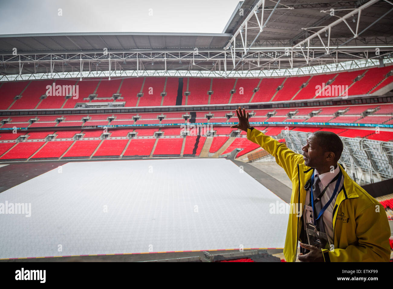 Visite du Stade de Wembley guide explique l'intérieur Banque D'Images