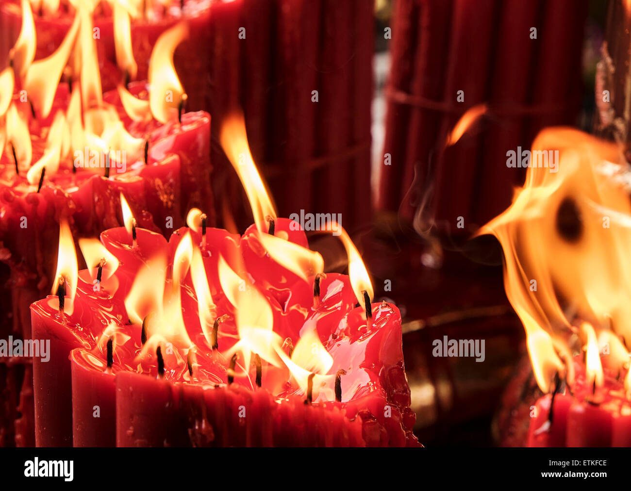 Les bougies avec la cire rouge en fusion Banque D'Images