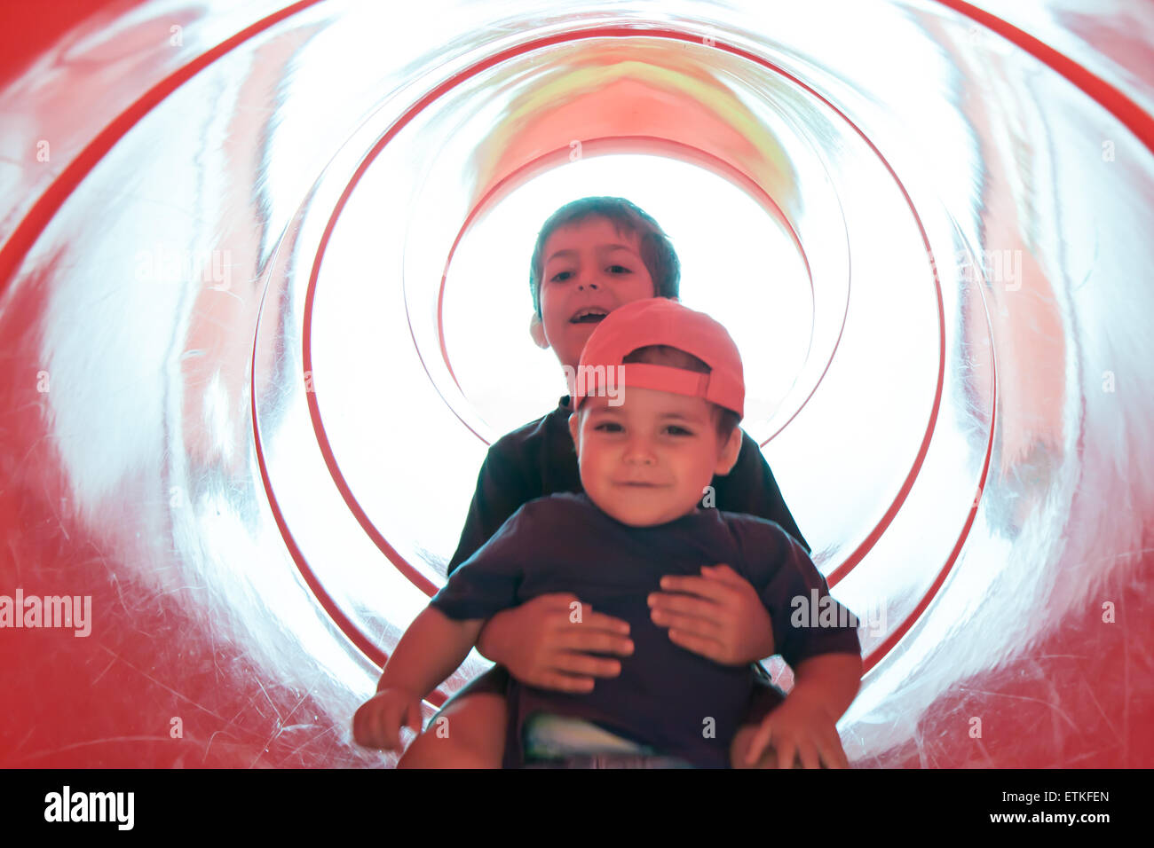 Deux enfants en rouge tube Banque D'Images