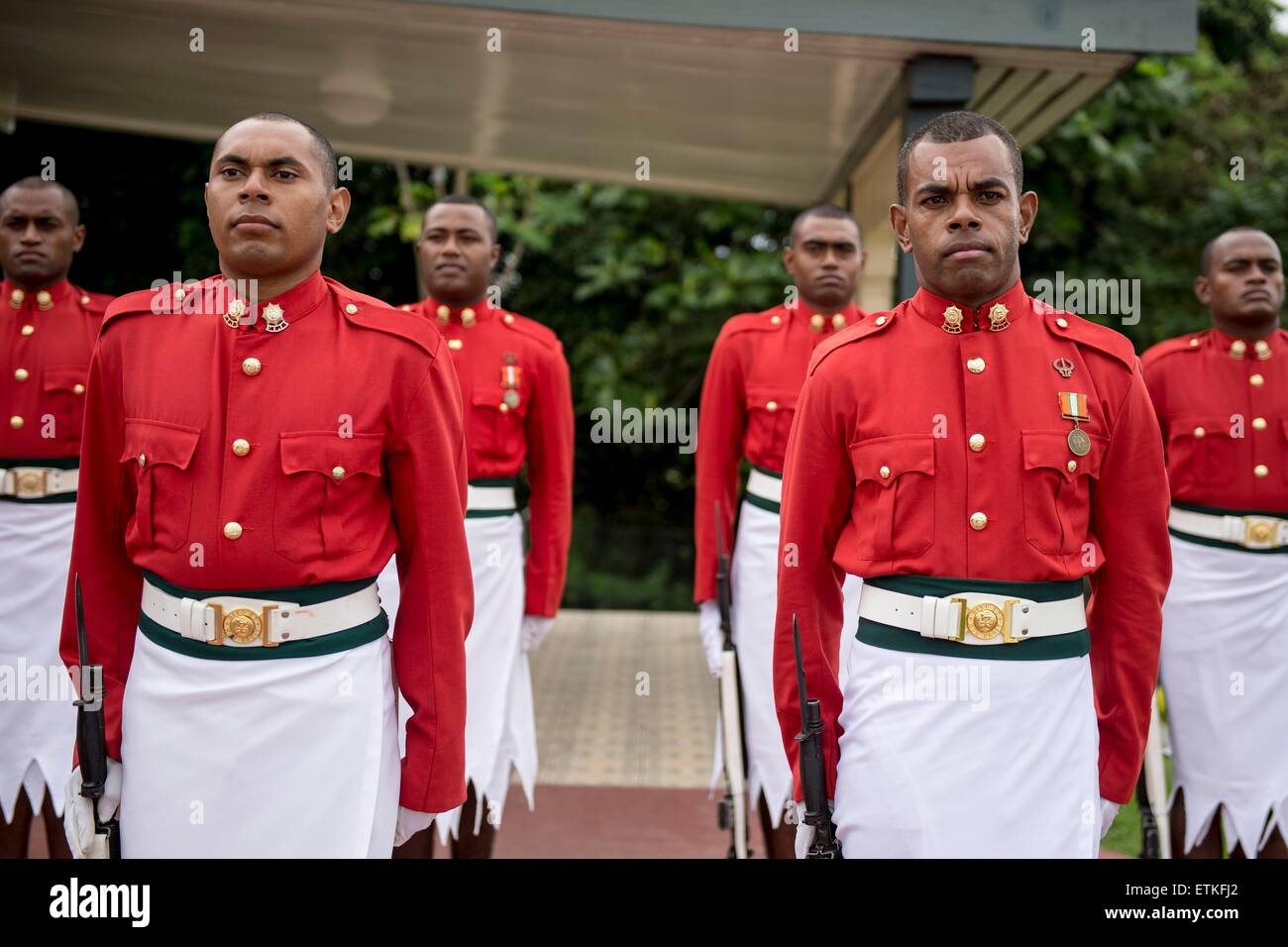 Les membres de la République des Fidji garde les forces militaires au garde à vous lors d'une cérémonie au Quartier général stratégique RFMF 9 juin 2015 à Suva, Fidji. Banque D'Images