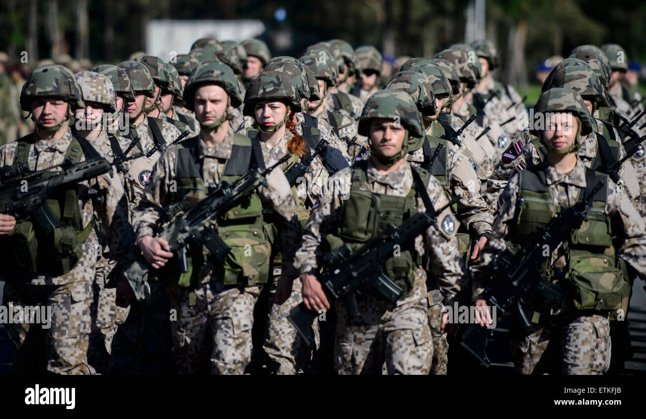 Des soldats lettons marcher en formation à l'ouverture d'exercice Sabre 8 juin 2015 Grève à Adazi, la Lettonie. Banque D'Images