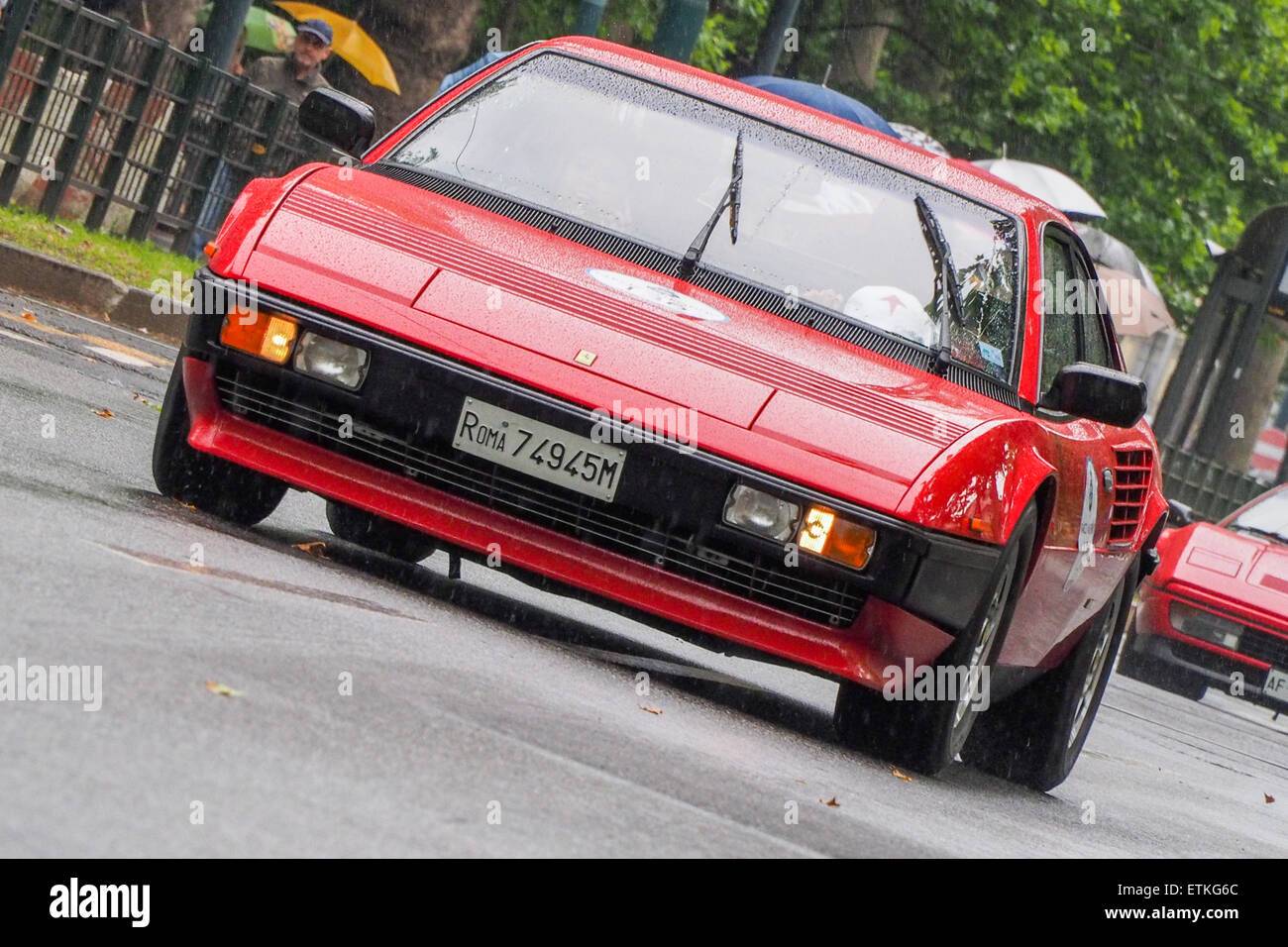 Turin, Italie. 14 Juin, 2015. Un vieux modèle de Ferrari en marche pendant le Parco Valentino Gran Premio de Turin Crédit : Edoardo Nicolino/Alamy Live News Banque D'Images