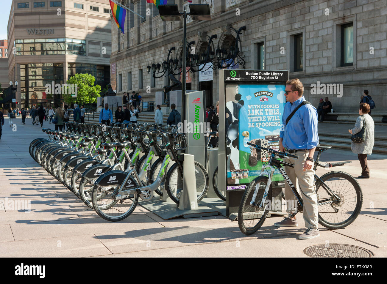 La Bibliothèque publique de Boston station du nouveau système de partage de vélo équilibre Hubway à Boston, Massachusetts Banque D'Images