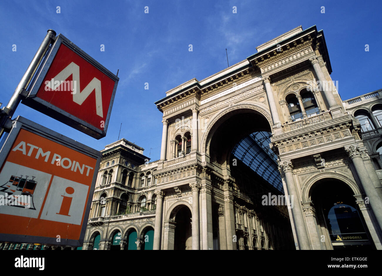 Italie, Milan, Piazza del Duomo, panneau de métro et Galleria Vittorio Emanuele II arcade Banque D'Images