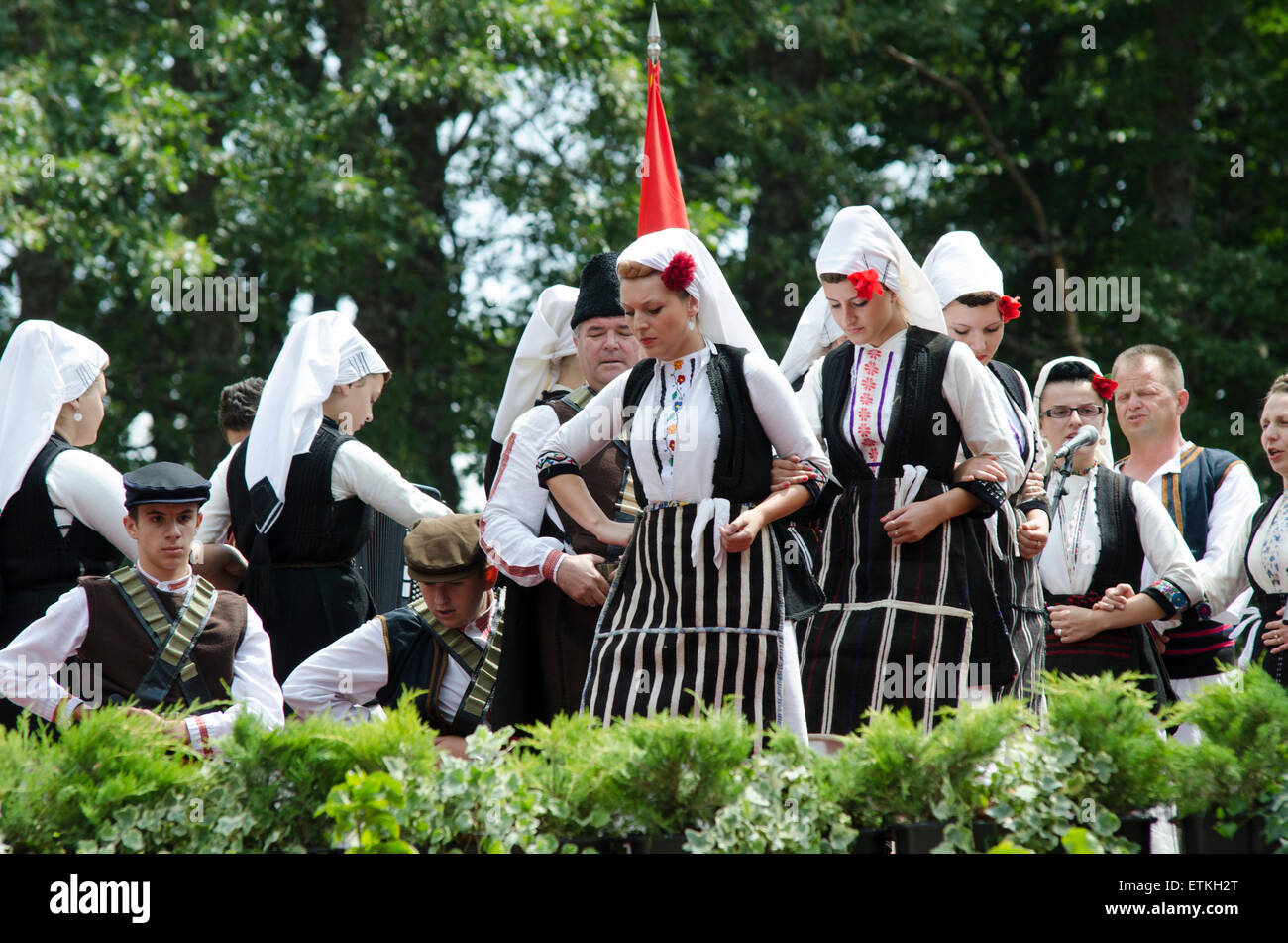 Ensemble folklorique macédonienne Tanec sur jour de la République en Meckin Kamen, Krusevo, R. Macédoine le 2 août 2012 Banque D'Images