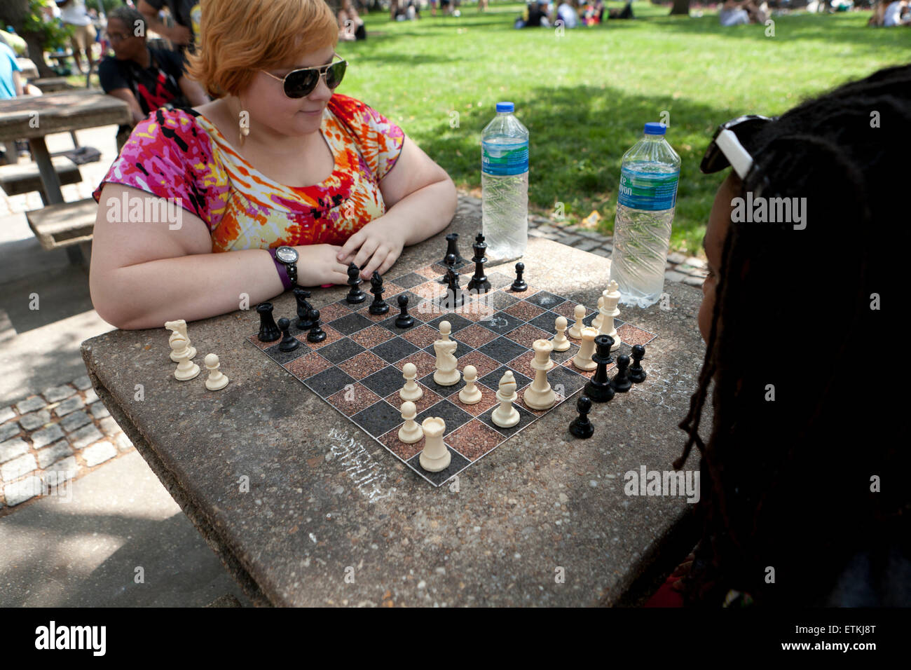 Les femmes jouant aux échecs dans un parc public - Tableau du DuPont Circle, Washington, DC USA Banque D'Images