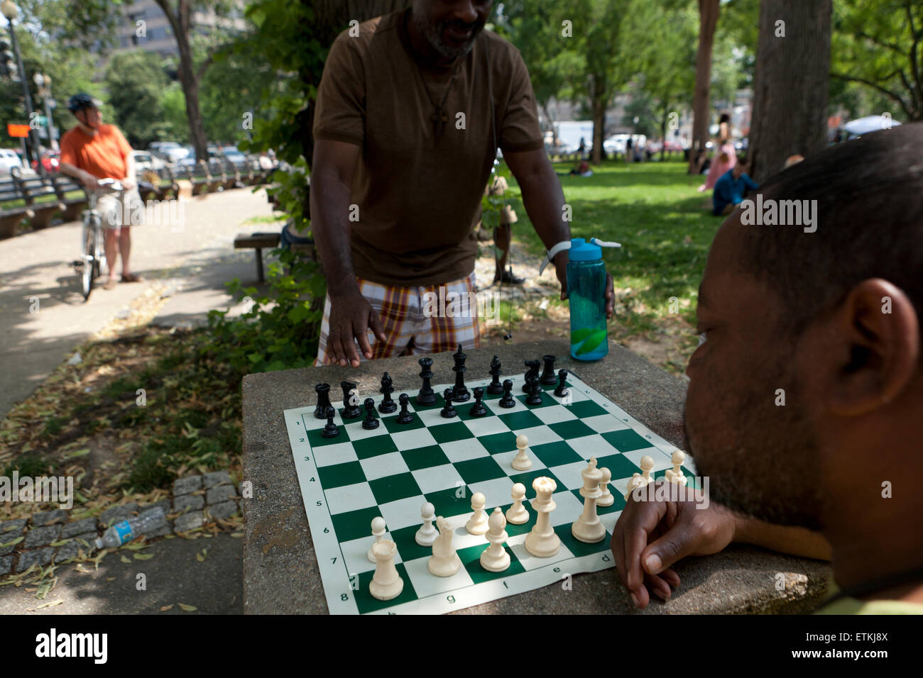 Les hommes jouant aux échecs dans un parc public - Tableau du DuPont Circle, Washington, DC USA Banque D'Images