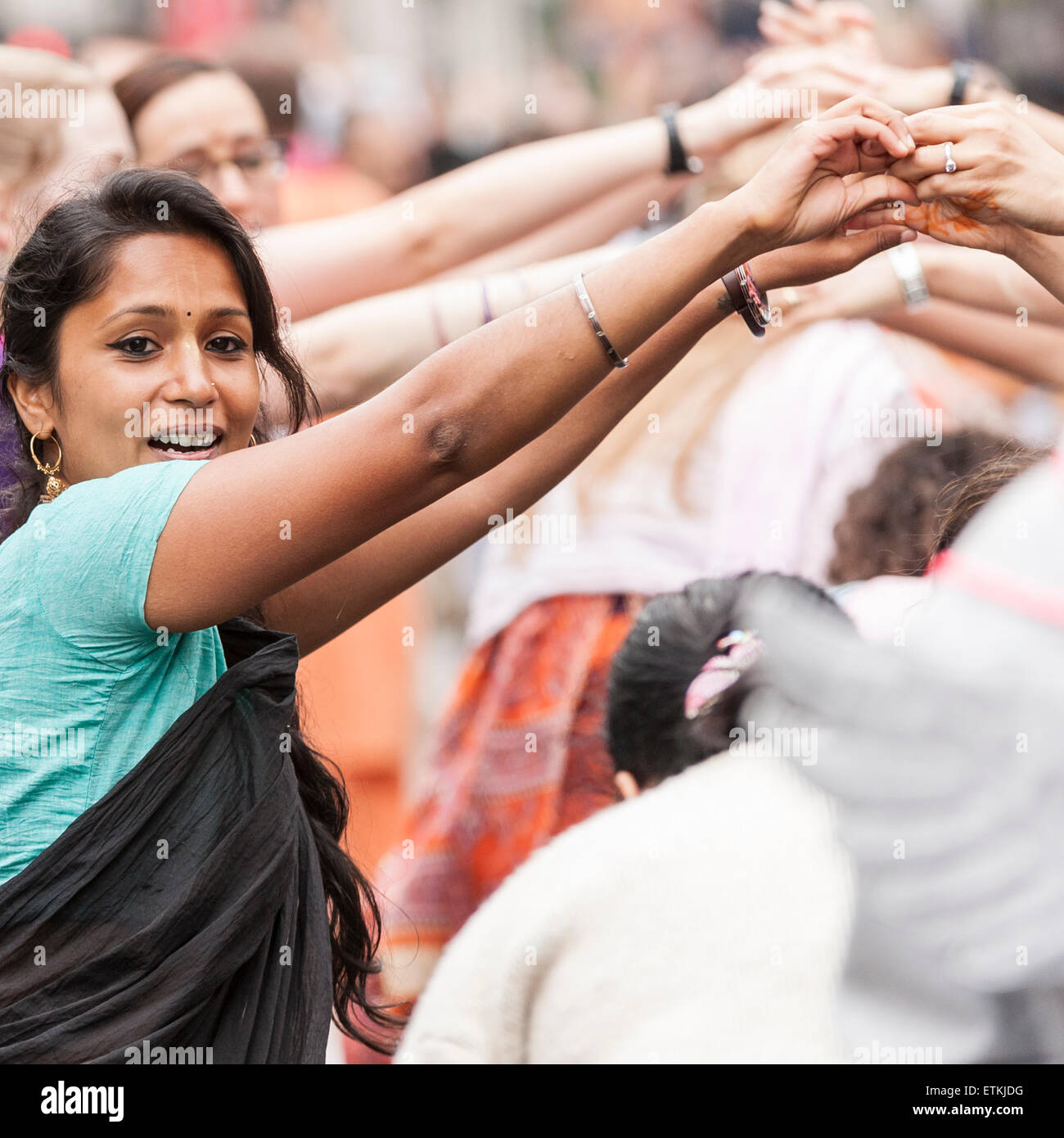 Londres, Royaume-Uni. 14 juin 2015. Les dévots Hare Krishna dansant dans Piccadilly, comme des milliers de personnes se sont rassemblées dans le centre de Londres pour célébrer le festival, Rathayatra char qui vient de Catherine Berdonneau Puri sur la côte est de l'Inde et remonte à plus de 2 000 ans. Les dévots hindous Hare Krishna et célébré sur un itinéraire de Hyde Park corner à Trafalgar Square. Crédit : Stephen Chung / Alamy Live News Banque D'Images