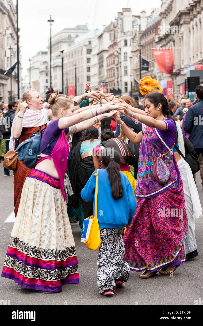 Londres, Royaume-Uni. 14 juin 2015. Les dévots Hare Krishna dansant dans Piccadilly, comme des milliers de personnes se sont rassemblées dans le centre de Londres pour célébrer le festival, Rathayatra char qui vient de Catherine Berdonneau Puri sur la côte est de l'Inde et remonte à plus de 2 000 ans. Les dévots hindous Hare Krishna et célébré sur un itinéraire de Hyde Park corner à Trafalgar Square. Crédit : Stephen Chung / Alamy Live News Banque D'Images