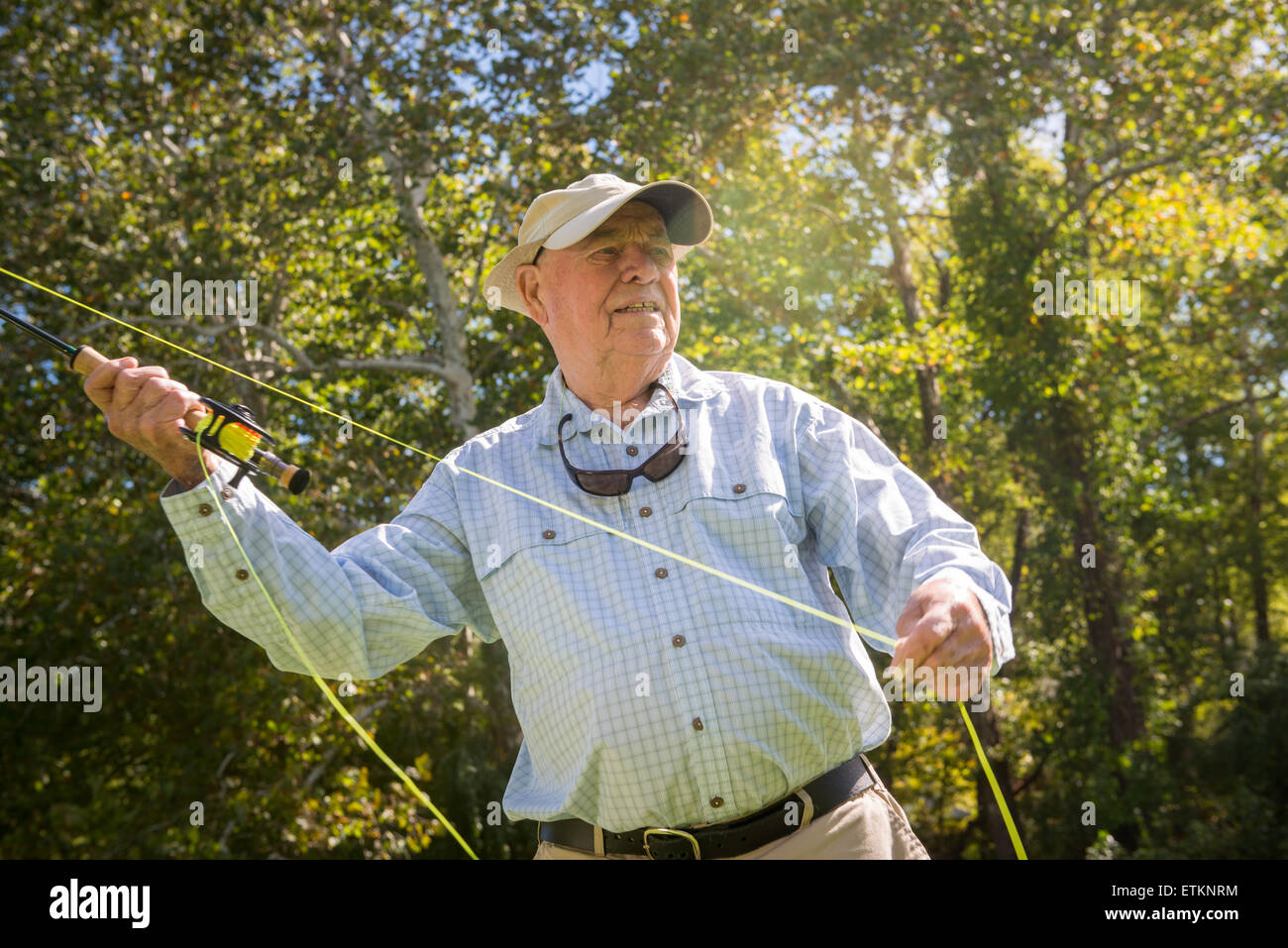 Lefty Kreh, American fly fisherman démontrant son les techniques de Linthicum, Maryland, USA Banque D'Images
