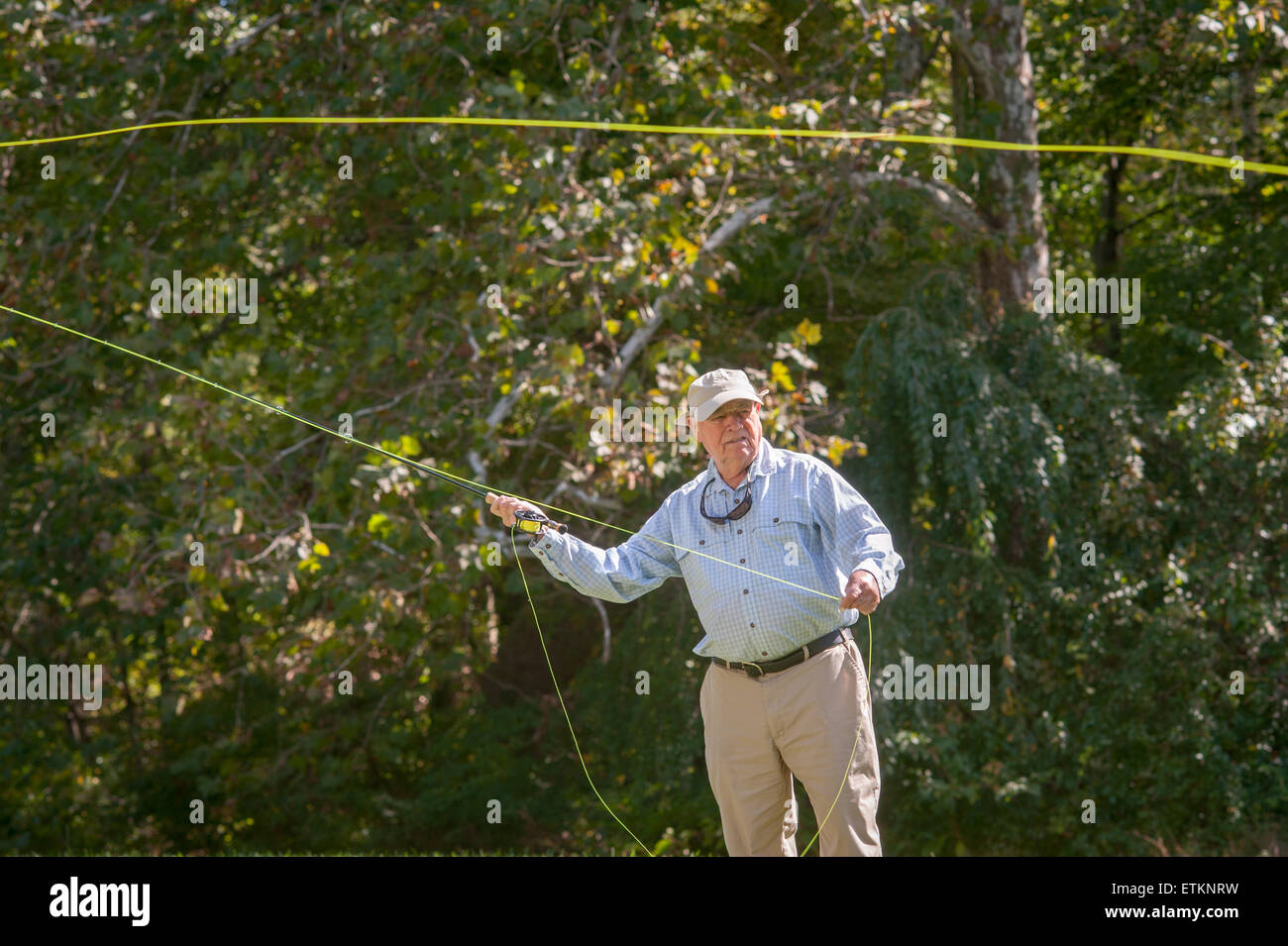 Lefty Kreh, American fly fisherman démontrant son les techniques de Linthicum, Maryland, USA Banque D'Images