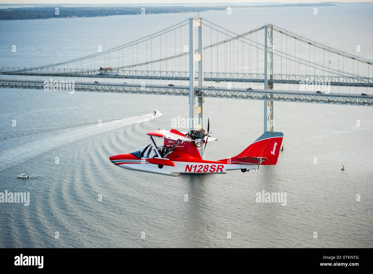 Searey un petit hydravion volant près de Chesapeake Bay Bridge, Maryland, USA Banque D'Images