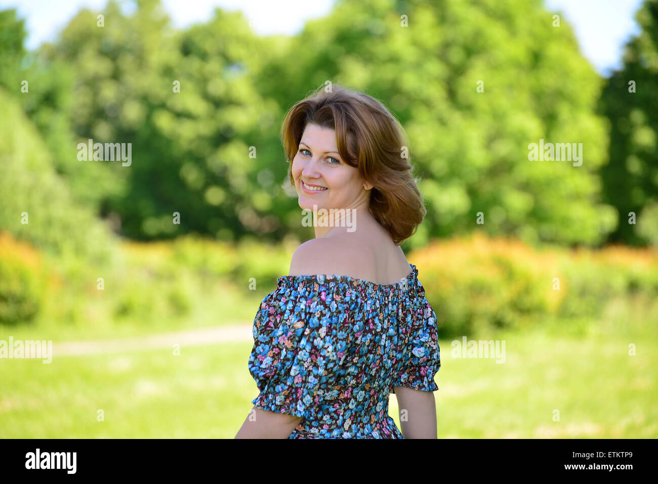 Femme élégante adultes sur la nature dans l'été Banque D'Images