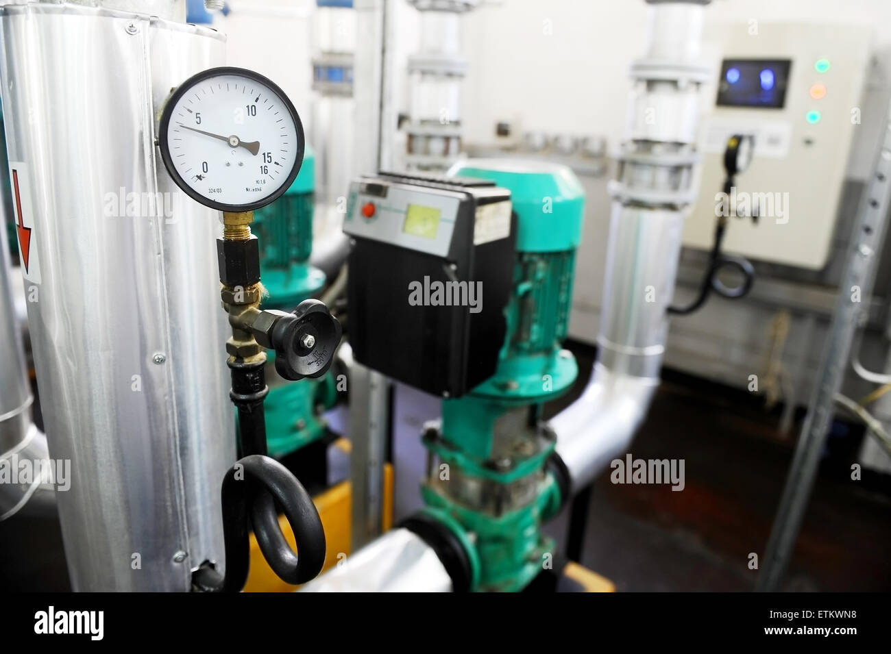 Tourné avec un manomètre industriel et le chauffage de l'eau à l'intérieur d'un pipeline station de chauffage Banque D'Images