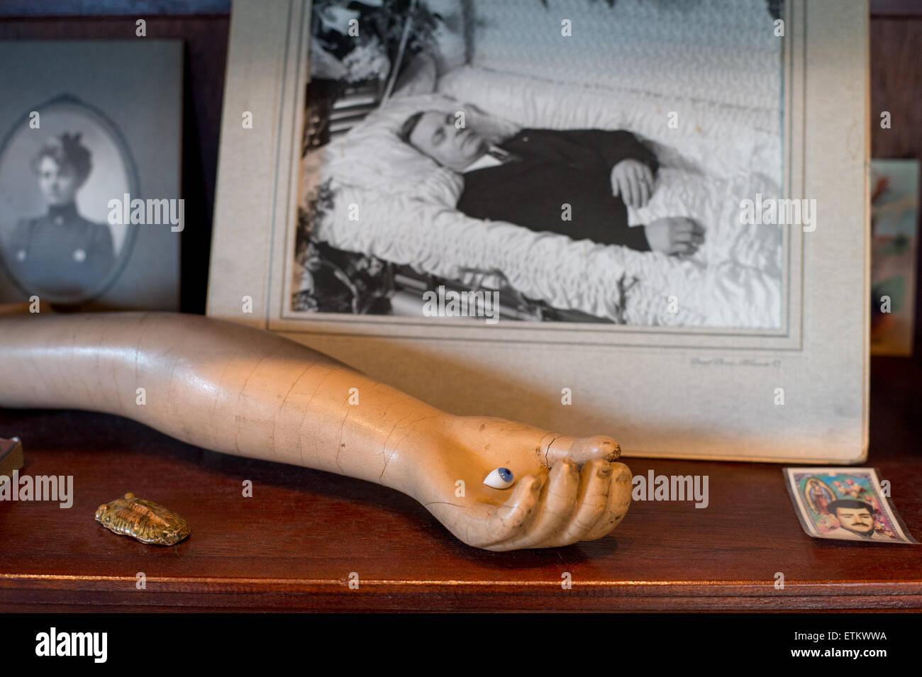 Affichage des bras de mannequin vintage avec de faux globe oculaire en regard d'une photo d'un homme dans un cercueil à l'anatomie morbide Museum de Brooklyn, Banque D'Images