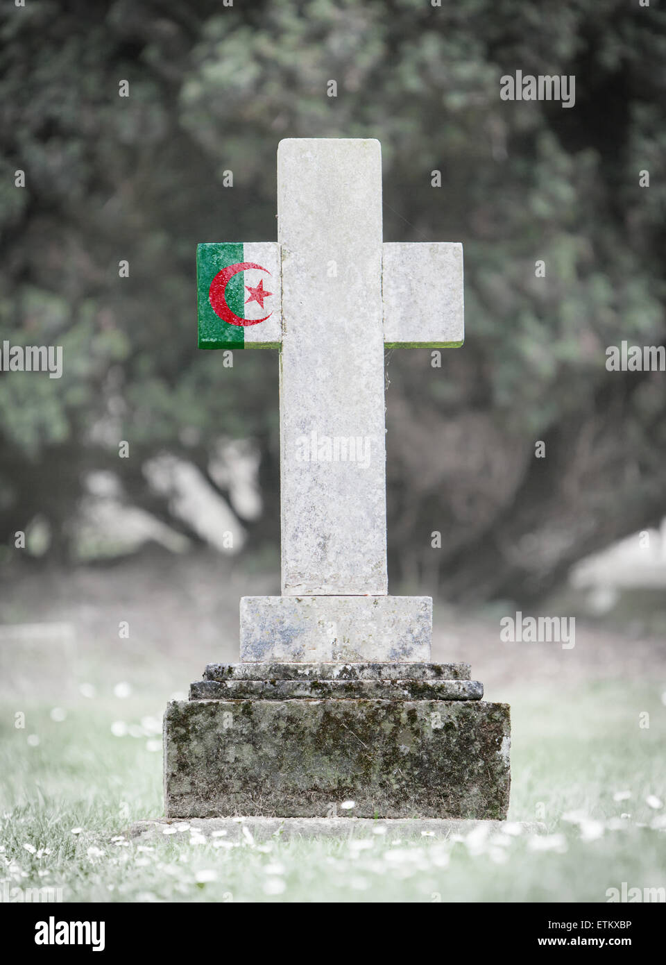 Old weathered pierre tombale dans le cimetière - Algérie Banque D'Images
