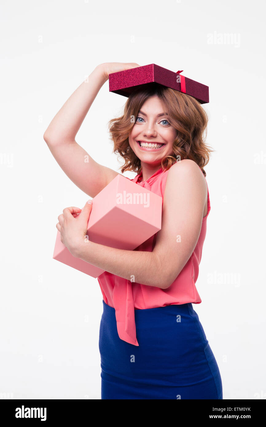 Funny businesswoman holding gift box isolé sur fond blanc Banque D'Images