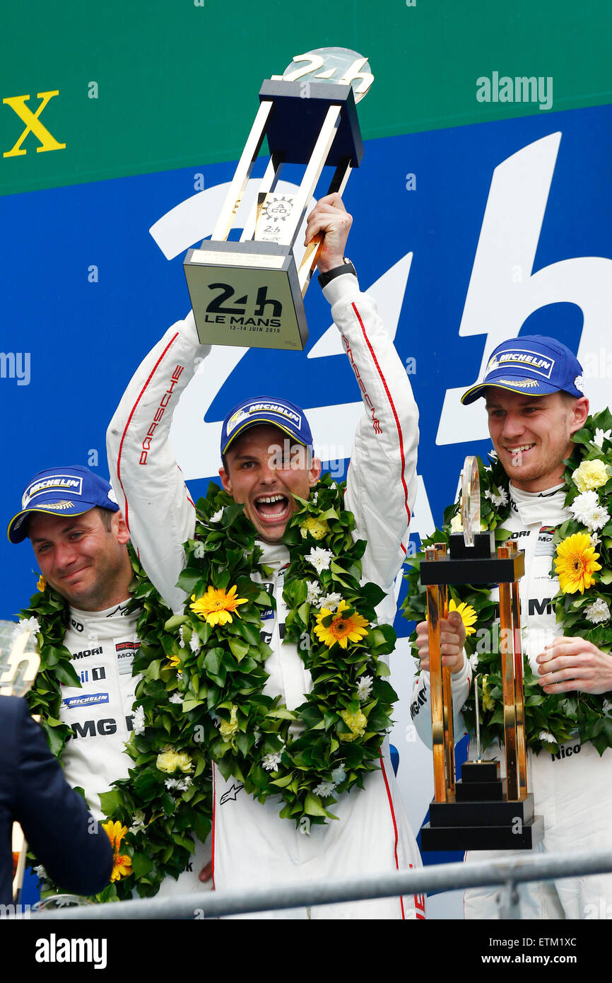 Sport Automobile : FIA WEC 2015, 24 Heures du Mans, 24h Le Mans, Gewinner, gagnant, l'équipe Porsche : Nick Tandy, Nico Huelkenberg, Earl Bamber (l-r) Banque D'Images