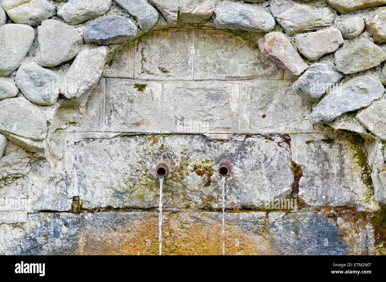 Gros plan du fontaine d'eau potable avec l'eau de source naturelle Banque D'Images