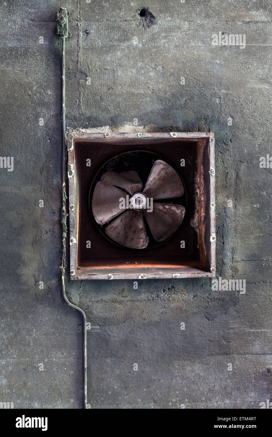 Climatisation abandonnés et conduit du ventilateur rouillé Banque D'Images