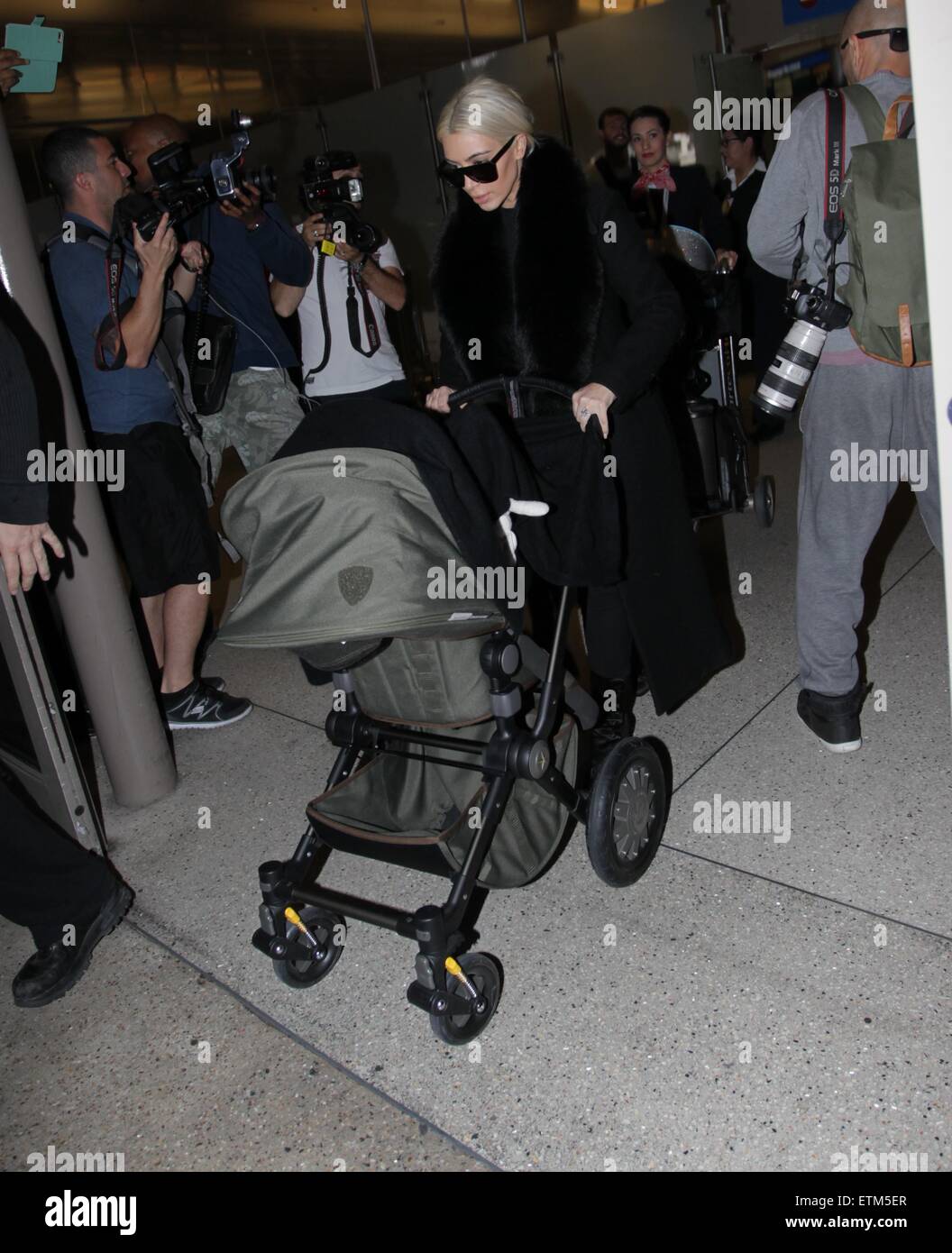 Kim Kardashian blonde bébé pousse au Nord Ouest dans une poussette qu'elle  arrive à l'Aéroport International de Los Angeles (LAX) avec : Kim Kardashian  Où : Los Angeles, California, United States Quand :