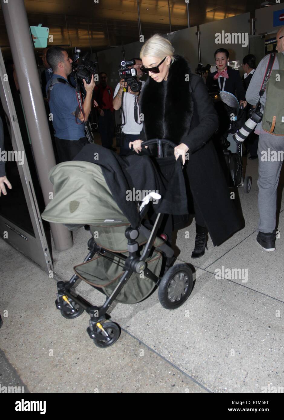 Kim Kardashian blonde bébé pousse au Nord Ouest dans une poussette qu'elle  arrive à l'Aéroport International de Los Angeles (LAX) avec : Kim Kardashian  Où : Los Angeles, California, United States Quand :