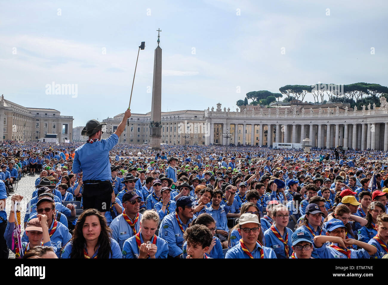 La cité du Vatican. 13 Juin, 2015. Pape Francis répond à l'AGESCI, Catholique du Scoutisme Guide Association, dans la place Saint Pierre. 13 Juin 2015 Crédit : Realy Easy Star/Alamy Live News Banque D'Images