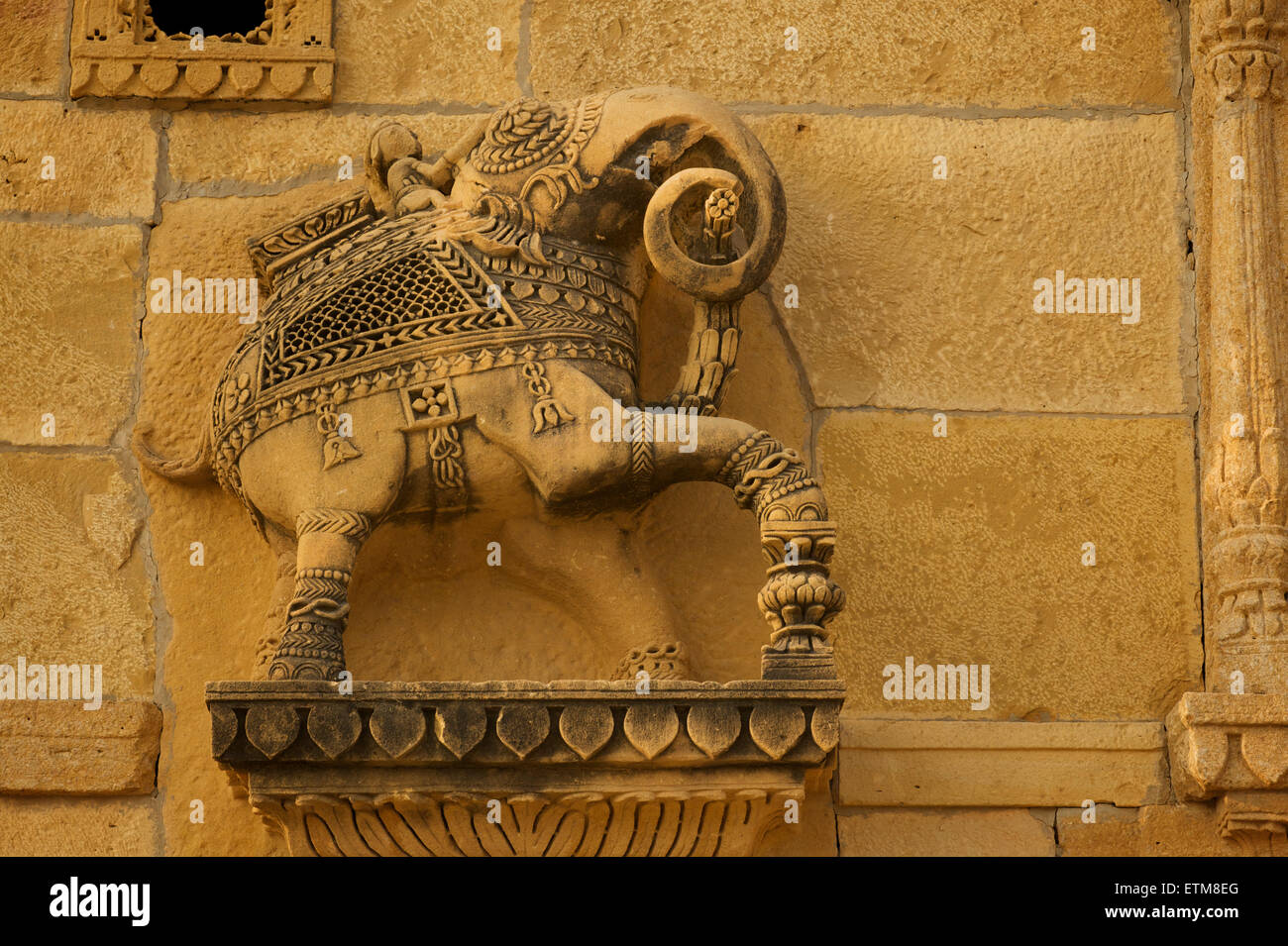 Éléphant sculpté sur Jain temple, Amar Sagar, Lodurva, près de Jaisalmer, Rajasthan, India Banque D'Images