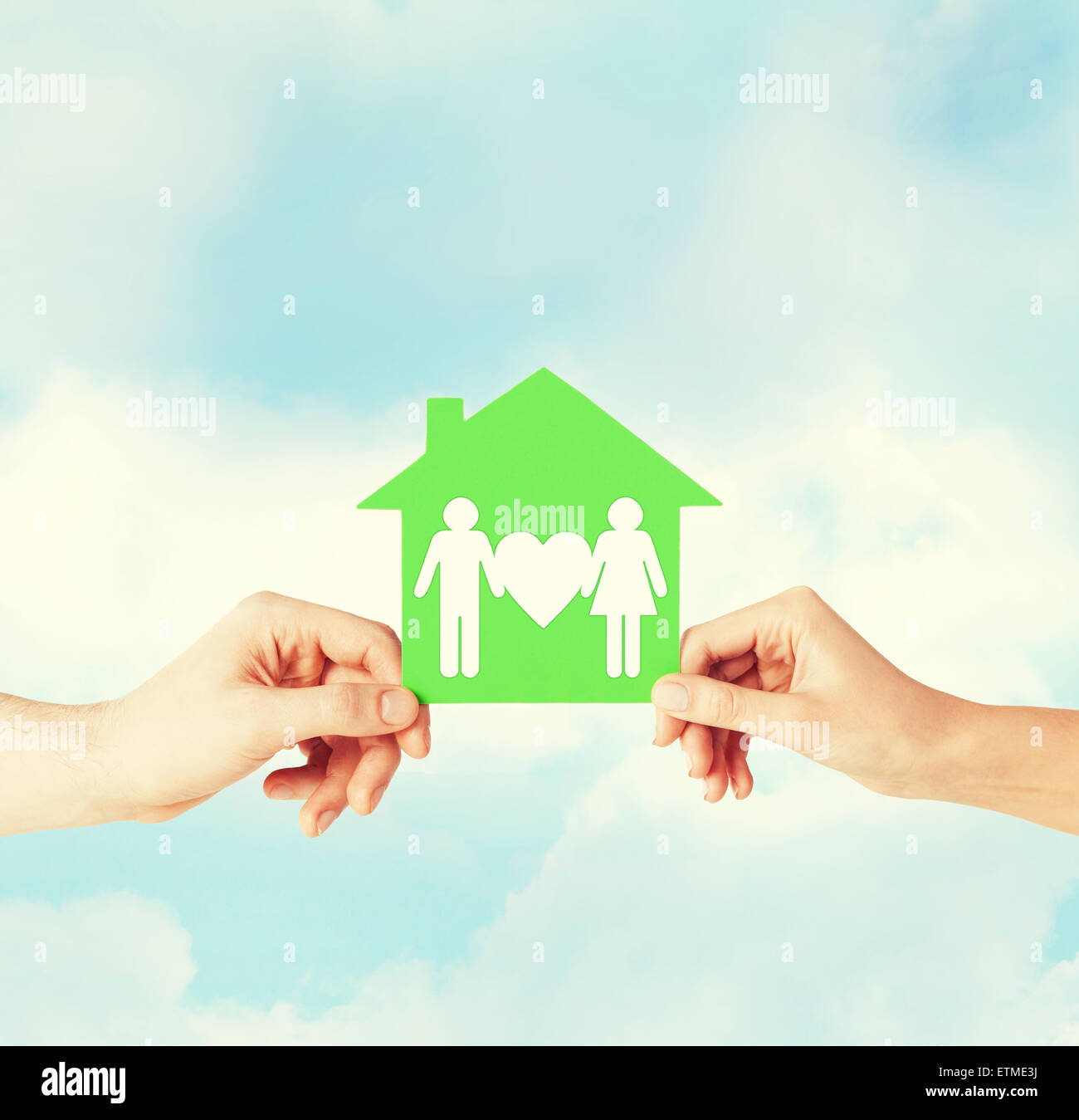 Hands holding green house en famille Banque D'Images