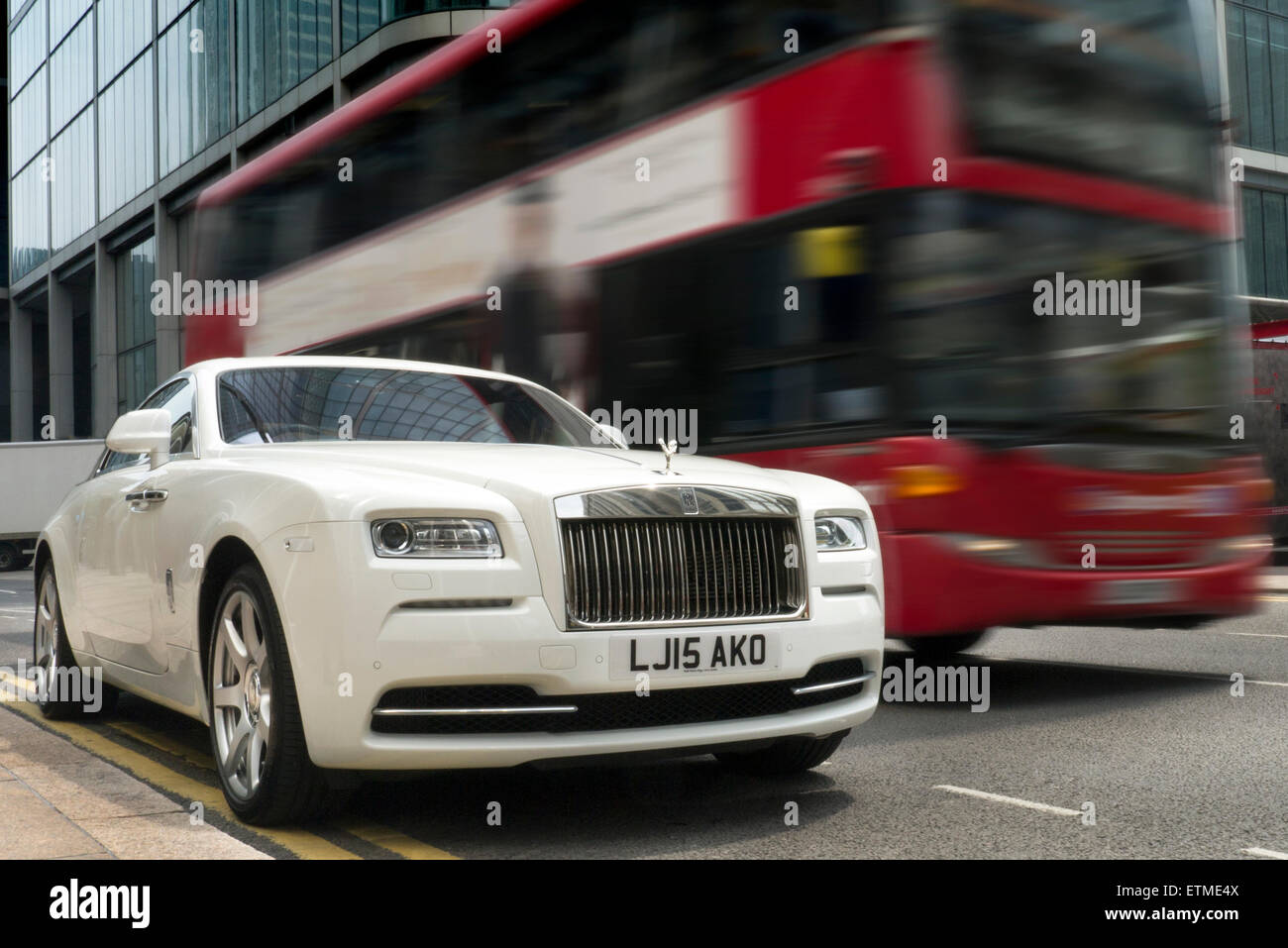 Rolls Royce Wraith stationné sur une rue de Londres d'être adopté par bus de Londres Banque D'Images