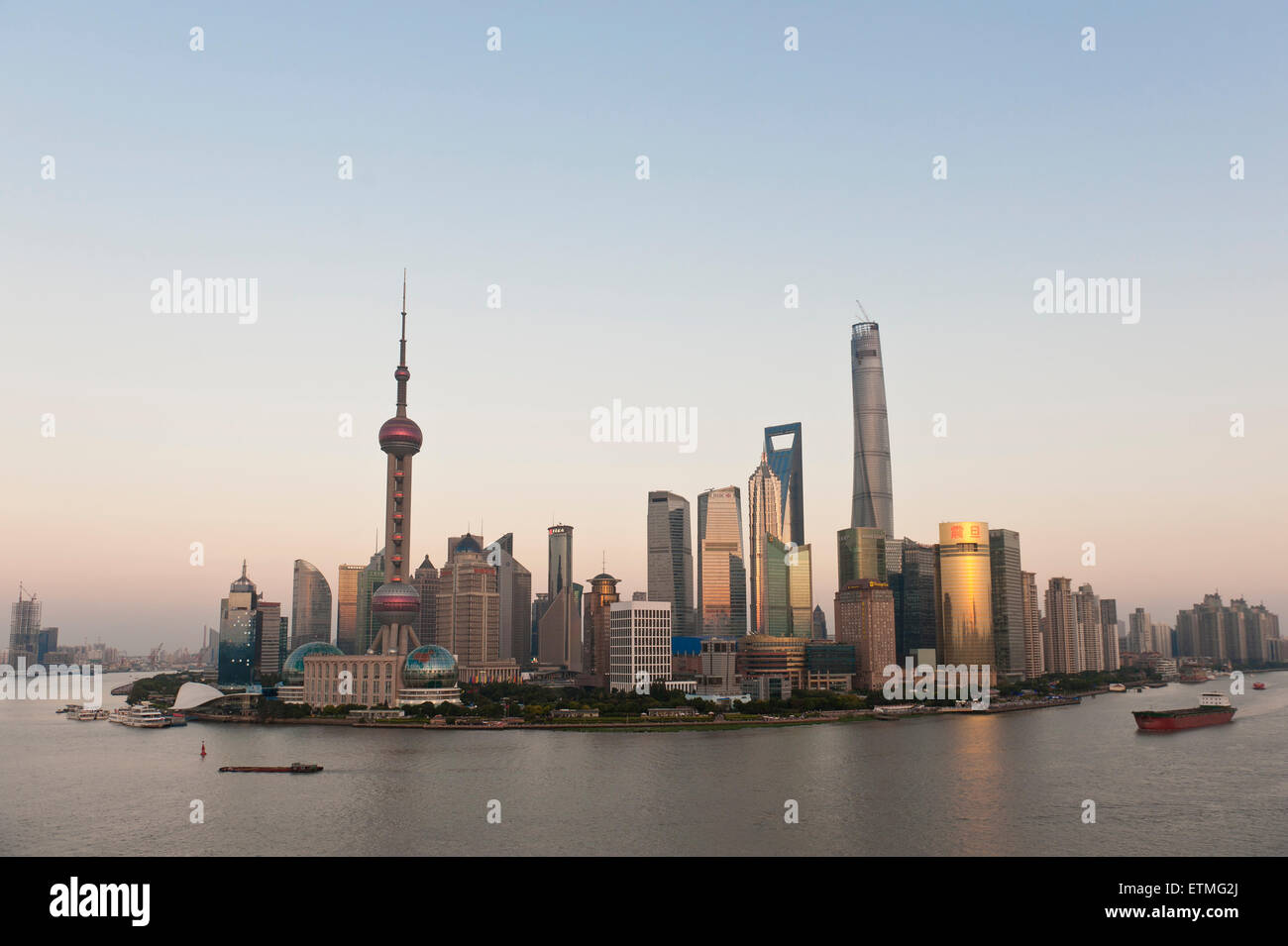 Skyline avec les gratte-ciel, la tour de télévision Oriental Pearl Tower, Tour de Shanghai, tour Jin Mao, la rivière Huangpu, Pudong, Shanghai Banque D'Images