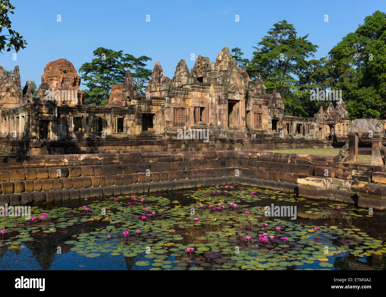 L'Est de la galerie intérieure Gopuram, étang de lotus, Prasat Muang Tam, Muang Tam, temple Khmer, Buri Ram, Buriram Province, Isan Banque D'Images