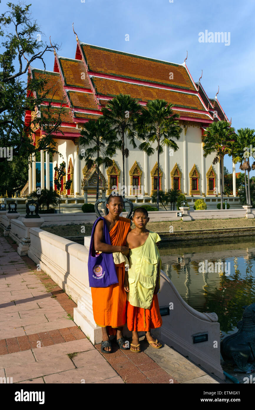 Moines, novices en face de la façade sud du temple Wat Klang, Buri Ram, Buriram Province, Isan, l'Isaan, Thaïlande Banque D'Images