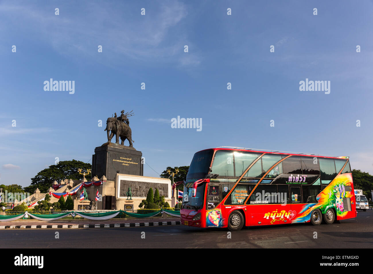 Le Roi Rama I Monument, l'éléphant, le bus rouge dans le rond-point, Buri Ram, Buriram Province, Isan, l'Isaan, Thaïlande Banque D'Images