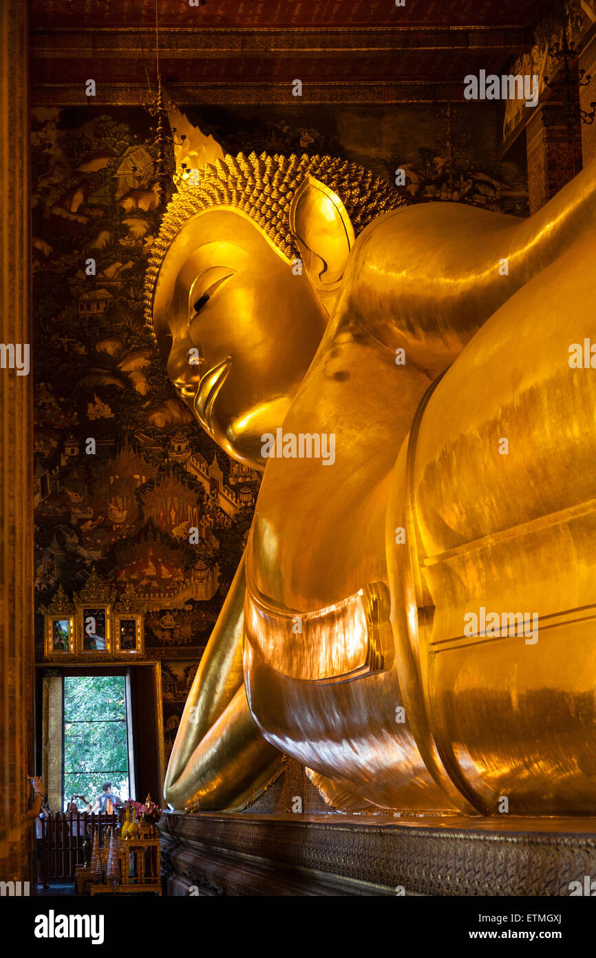 Bouddha couché, statue en or, Wat Pho, 46 long ​​m, 15 m de hauteur, Wat Photharam, Bangkok, Thaïlande Banque D'Images