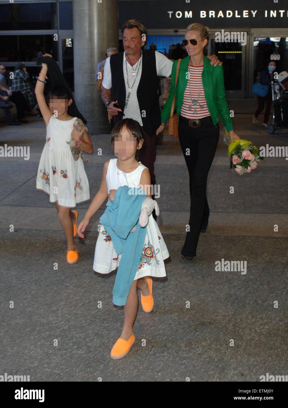 Johnny Hallyday arrive à Los Angeles International (LAX) aéroport avec sa  femme Laeticia et leurs filles de joie et Jade comprend : Jonny Hallyday,  Laeticia Hallyday, Jade Hallyday, Joy Hallyday Où :