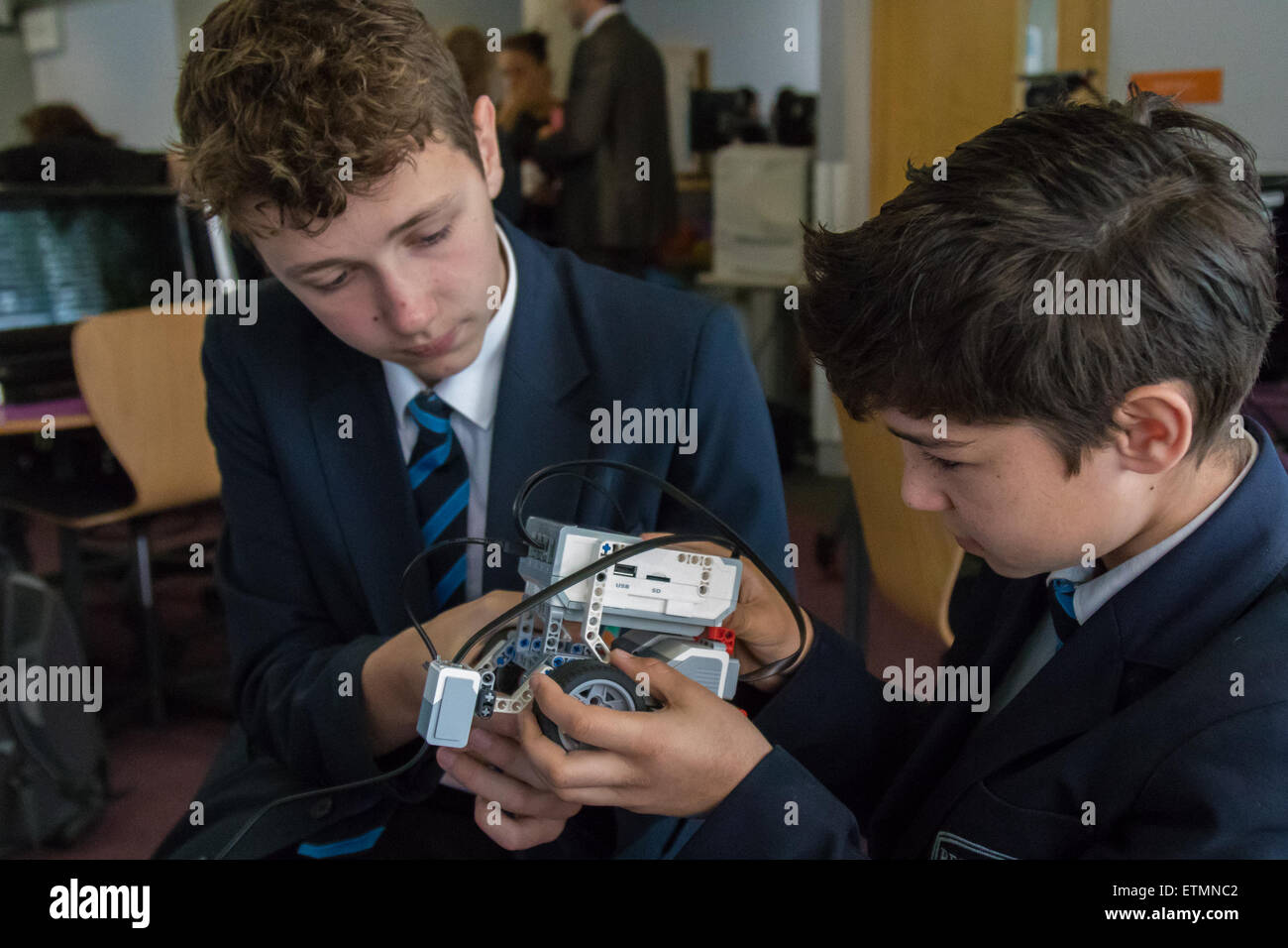 Le Centre d'apprentissage de la ville de Camden, Londres, 15 juin 2015. Le maire de Londres Boris Johnson rejoint les futurs entrepreneurs à Camden City Learning Centre pour lancer la semaine à Londres et au lancement d'un moyeu en ligne dédié pour la capitale, du quartier d'industrie de la technologie. Sur la photo : Les élèves examinent l'un des robots Lego qu'ils programment. Crédit : Paul Davey/Alamy Live News Banque D'Images