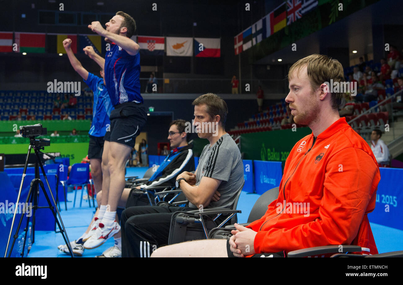 Baku, Azerbaïdjan. 14 Juin, 2015. L'entraîneur allemand Joerg Rosskopf (C) et player Patrick Baum (R) réagissent à côté de la célèbre équipe de France après le point décisif de l'équipe masculine de tennis de table contre la France en demi-finale l'arène sportive de Bakou à Bakou, Azerbaïdjan, 14 juin 2015. Les 2015 Jeux européens aura lieu en Azerbaïdjan du 12 au 28 juin 2015. Foto : Bernd Thissen/dpa/Alamy Live News Banque D'Images