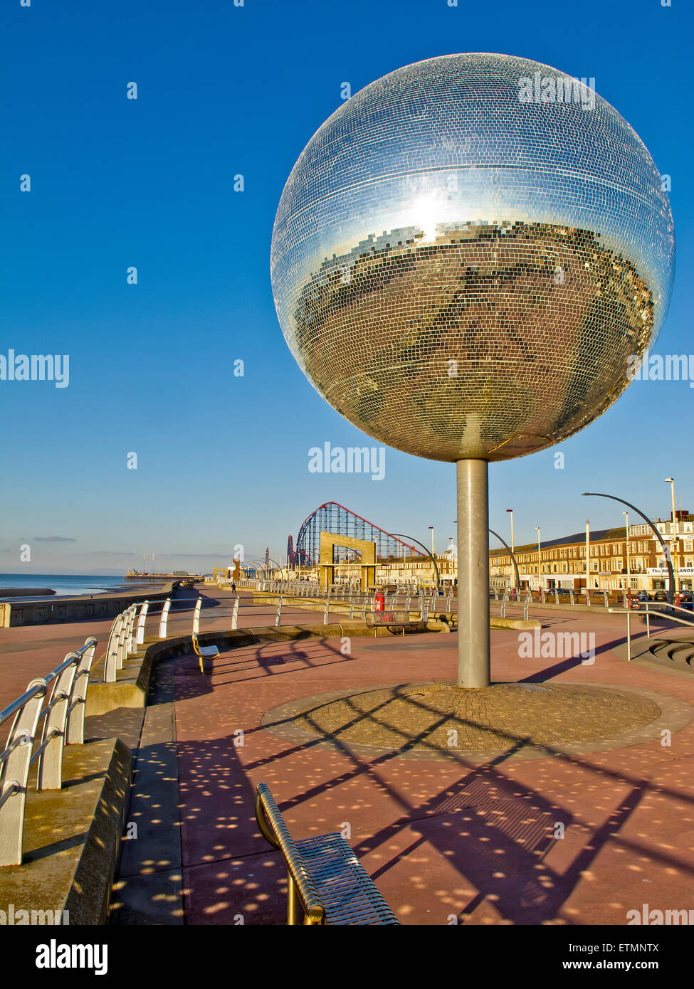 Boule miroir géant, South Promenade, Blackpool Banque D'Images