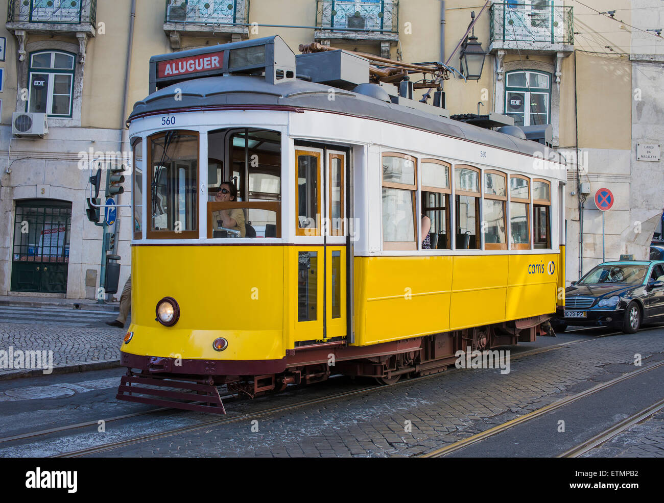 Le vieux Lisbonne tramway jaune Banque D'Images