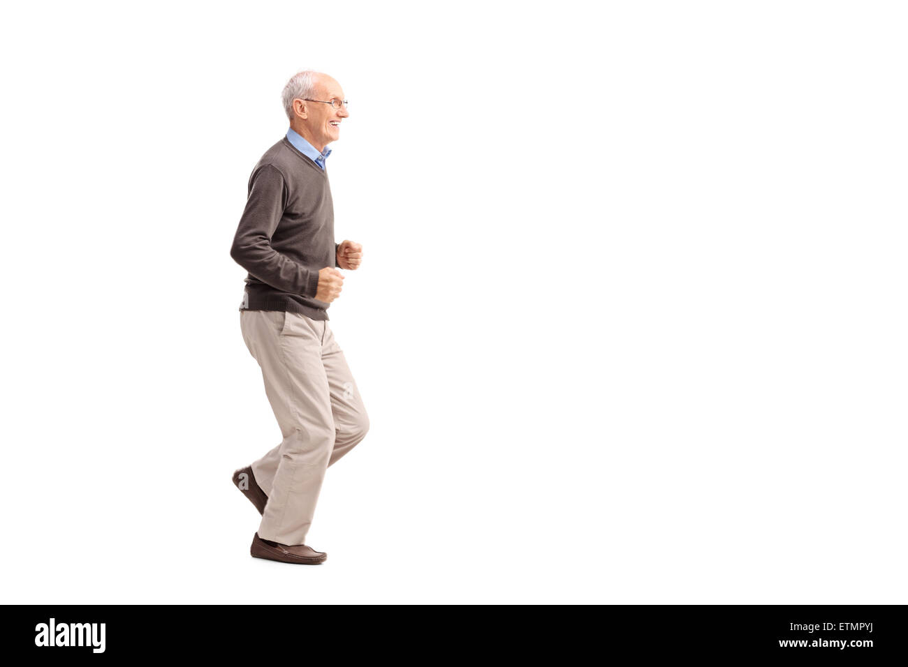 Full Length portrait of a senior man dans les tenues de course et smiling isolé sur fond blanc Banque D'Images