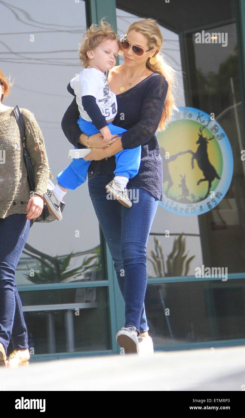 Elizabeth Berkley prend son fils Sky pour s'adapter pour les enfants de l'ouest d'Hollywood avec : Elizabeth Berkley, Sky Lauren Où : West Hollywood, California, United States Quand : 17 mars 2015 Source : WENN.com Banque D'Images