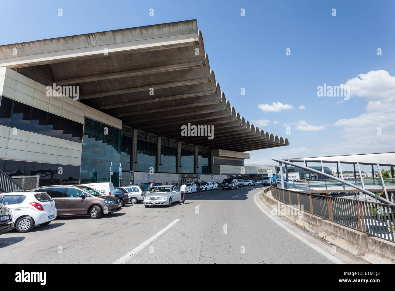 Terminal d'arrivée et le parking de l'aéroport de Valence, Espagne Photo  Stock - Alamy