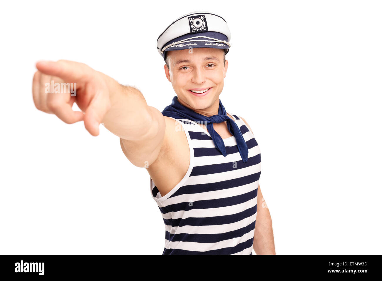 Jeune marin joyeux vers l'avant avec son doigt et regardant la caméra isolé sur fond blanc Banque D'Images