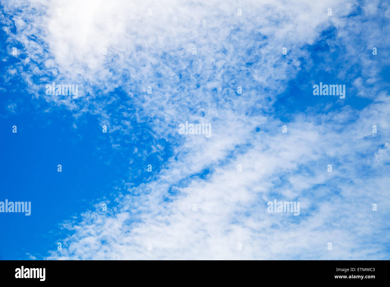 Le ciel bleu avec des nuages blancs, la texture de fond photo Banque D'Images