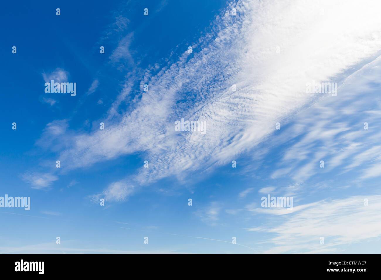 Ciel bleu avec des nuages blancs, la texture de fond photo Banque D'Images