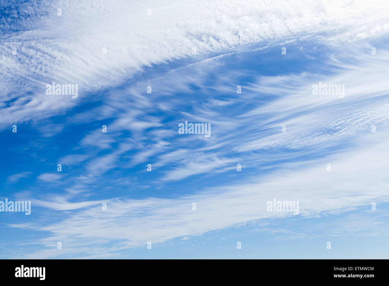 Le ciel bleu avec des nuages blancs venteux, texture de fond photo Banque D'Images