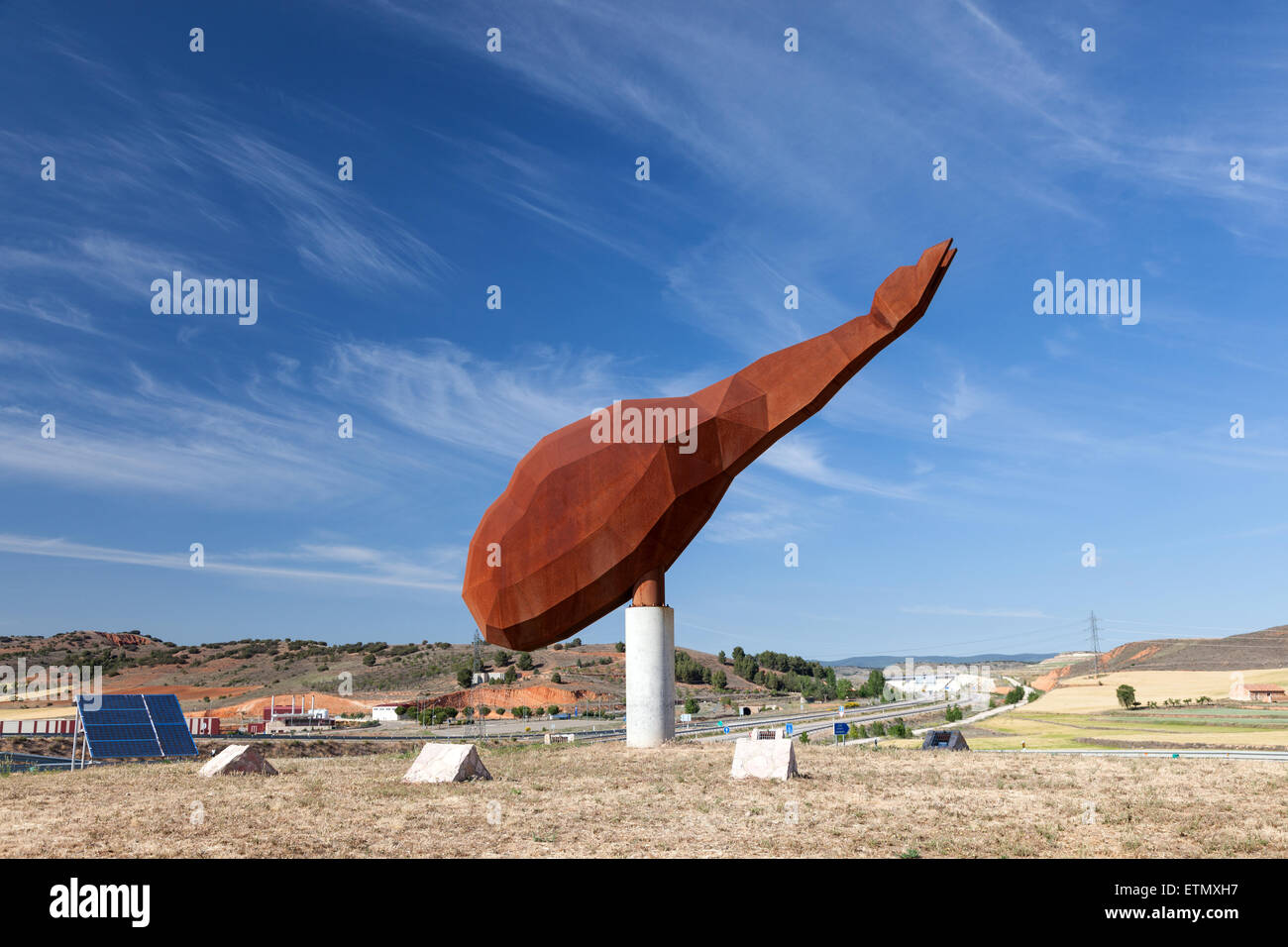 Étape de l'espagnol le jambon serrano statue dans un rond-point. Province de l'Aragon, Espagne Banque D'Images