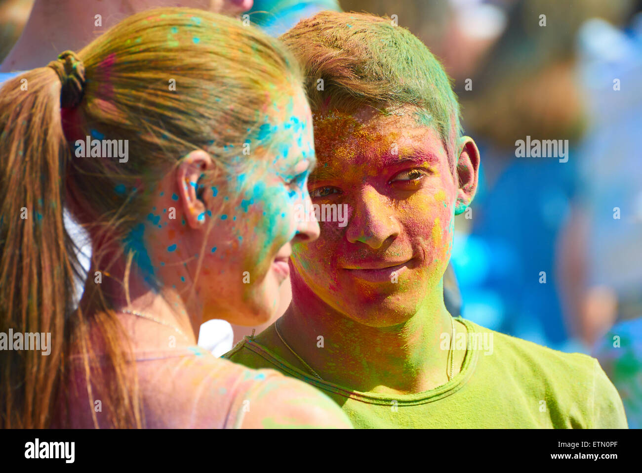 Holi Festival des couleurs, l'événement est programmé pour la Journée de la Russie. Kaliningrad Banque D'Images